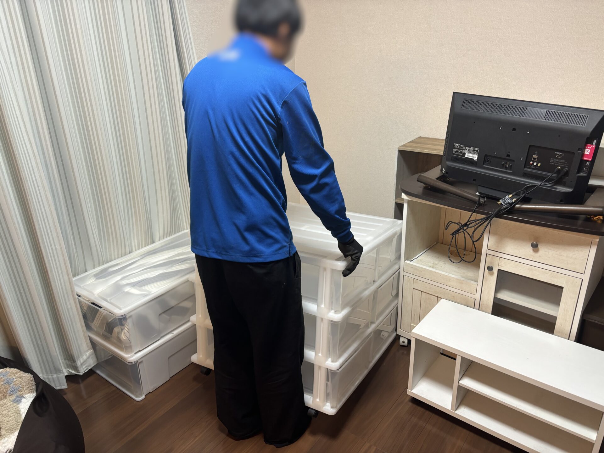 「不要な衣装ケースやキャビネットなどを回収しました」作業写真