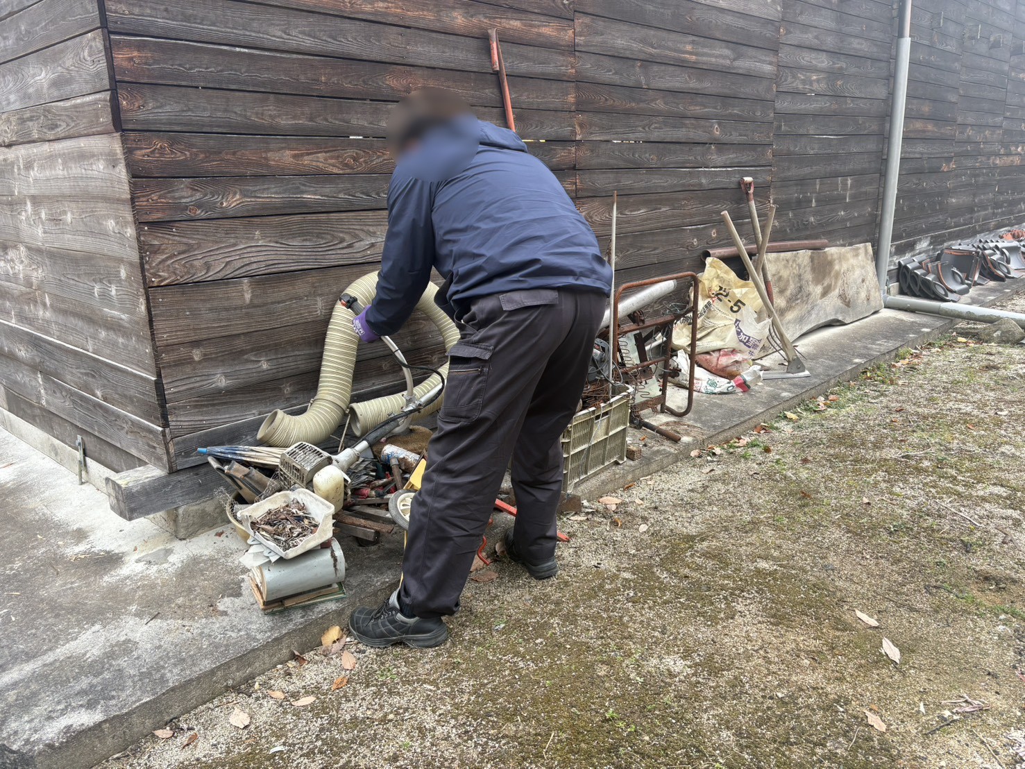 「お庭で保管されていた農機具などを回収しました」作業写真