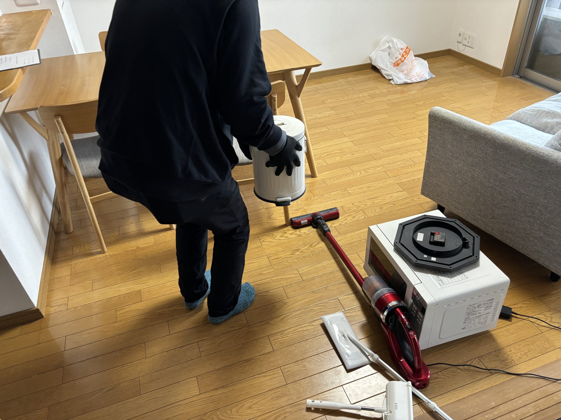 「ソファやテーブル、電子レンジなどをお引き取りしました」作業写真